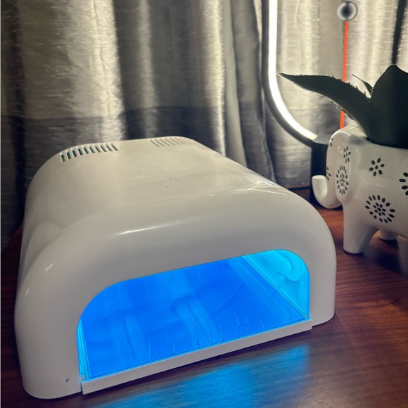 UV Nail Lamp - Picture 1 of 3
